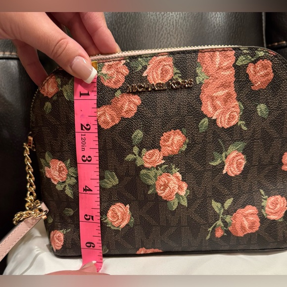 ❌SOLD❌ Michael Kors Floral Crossbody - Picture 3 of 6